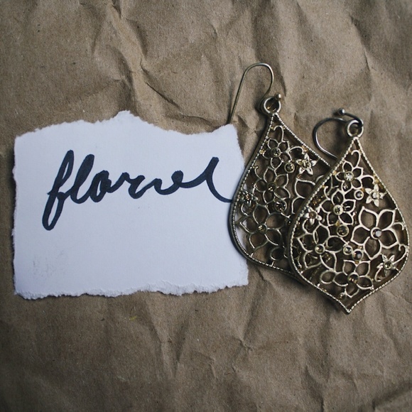 VINTAGE FLORAL WIRE EARRINGS WITH BEADING - Picture 2 of 5